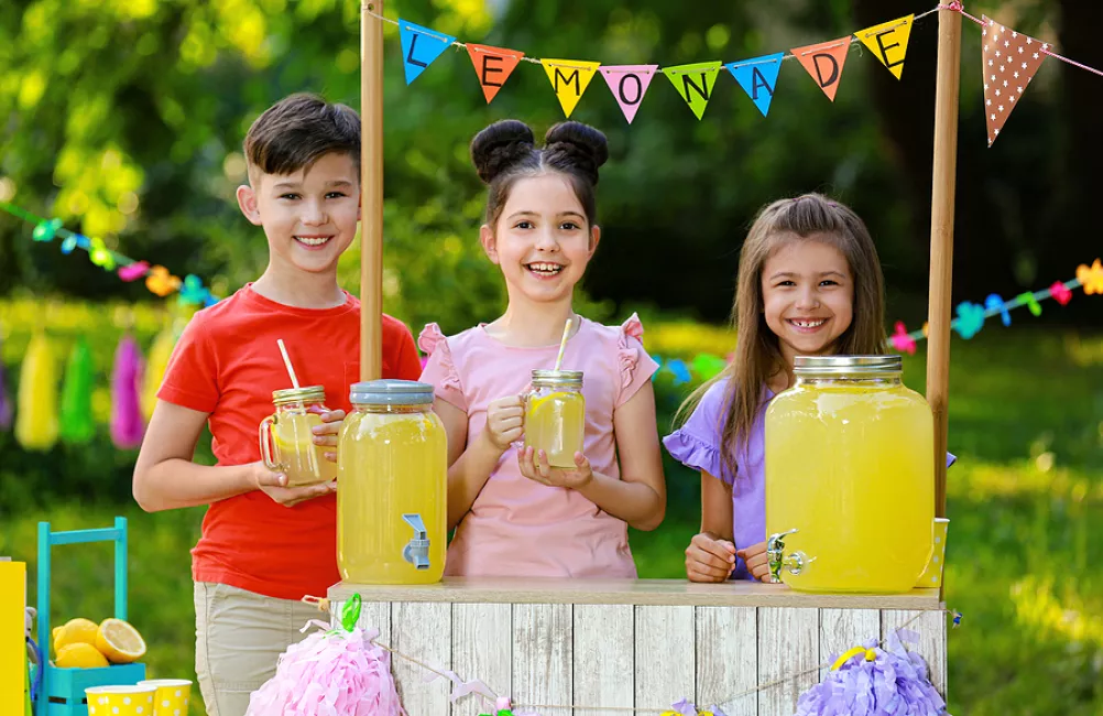 Children at lemonade stand 